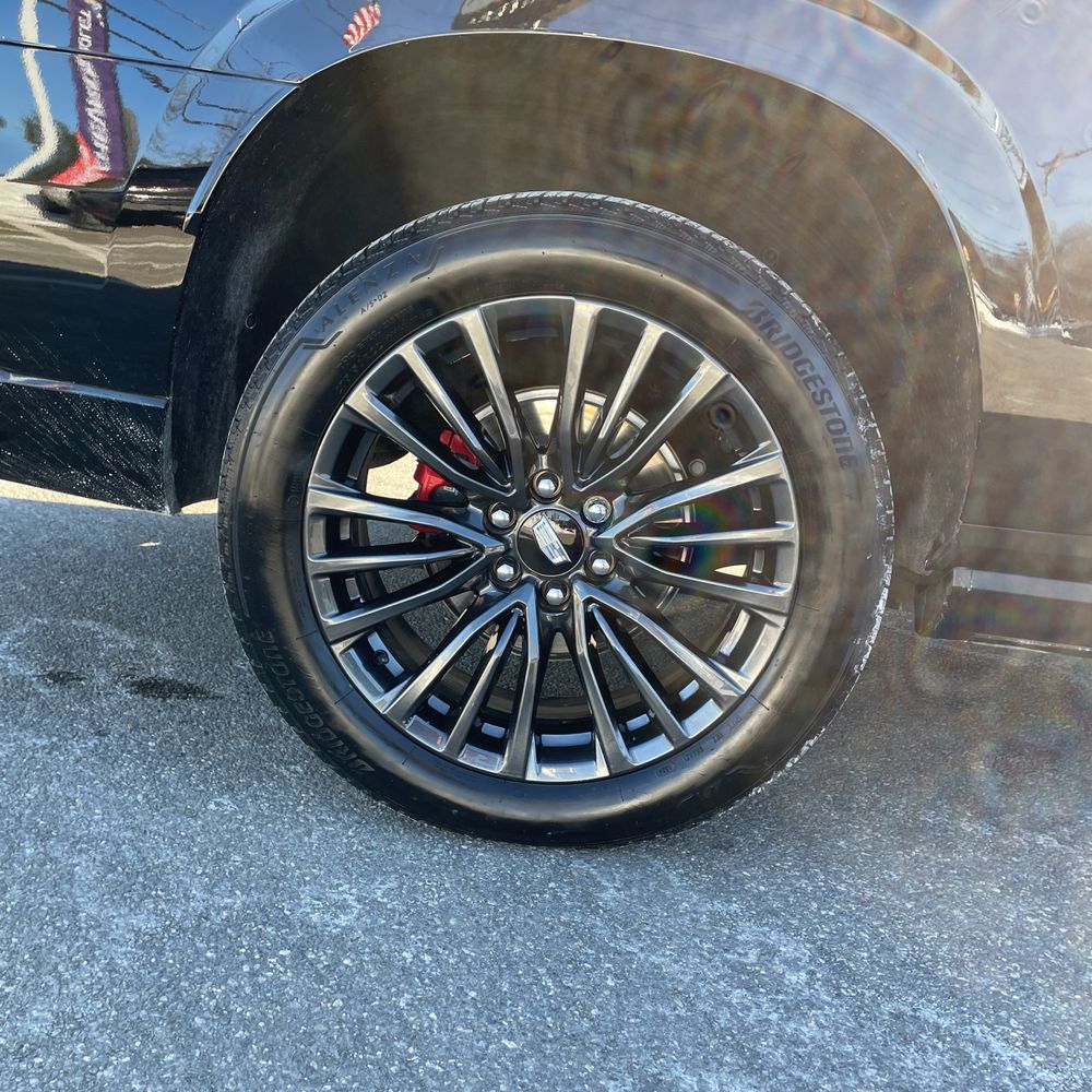 2024 Cadillac Escalade-V ESV - Image 9